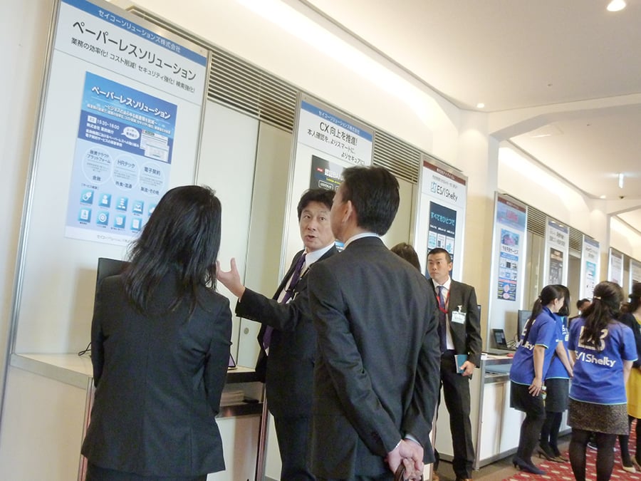ホワイエ展示ブース